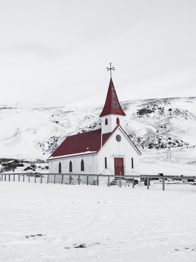 雪地上的白色和红色教堂